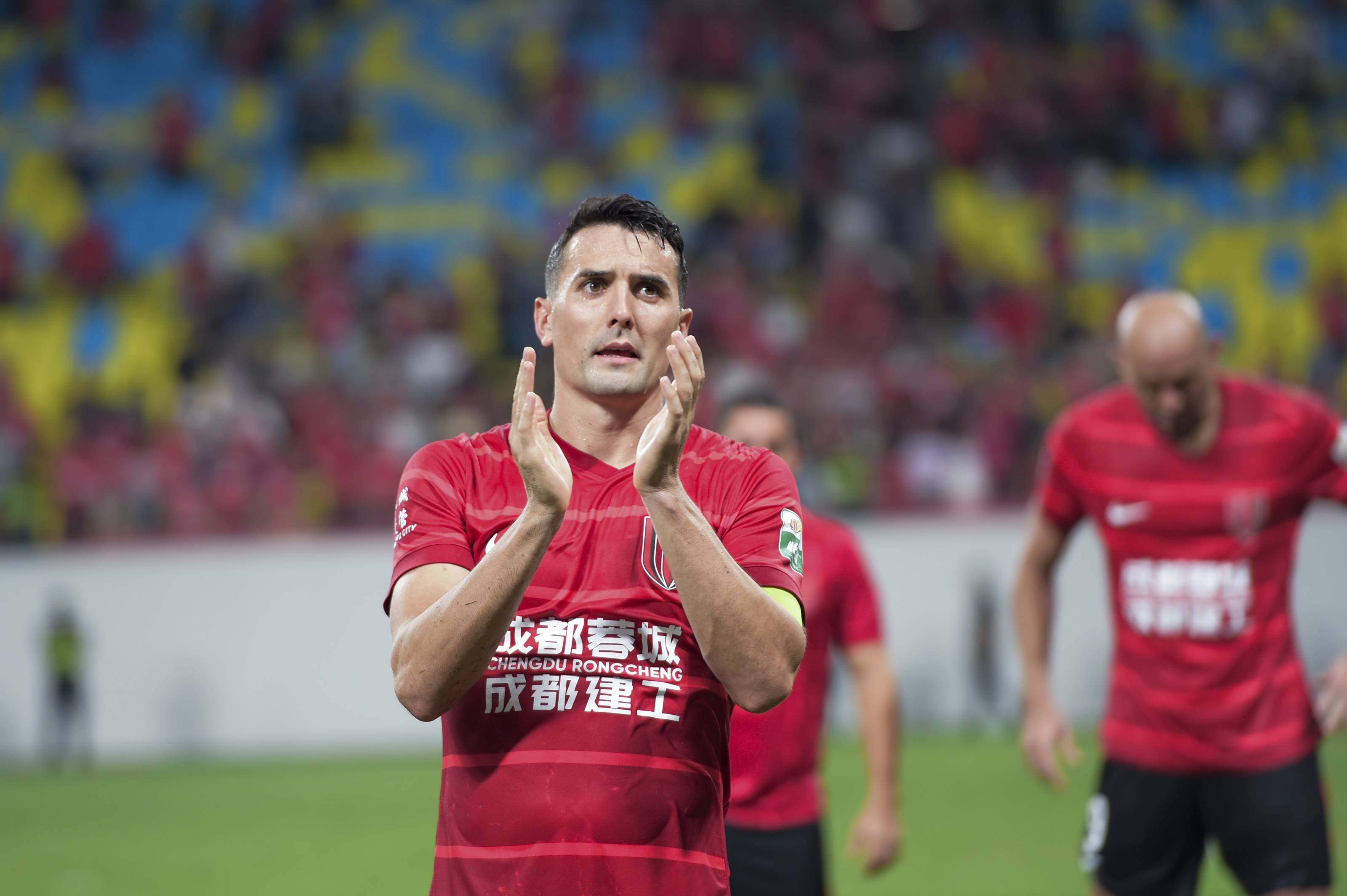 亚冠转会期再迎强敌，成都蓉城门线救险，主帅态度：目标明确，资深球员宣示担当的简单介绍